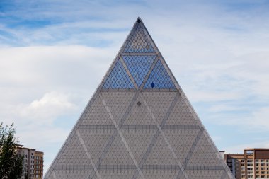 Ünlü Louvre Müzesi piramit