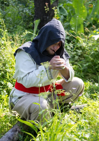 Serio ragazzo in un abito nero — Foto Stock