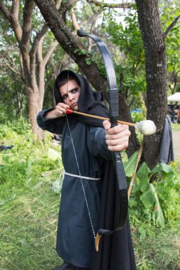 Profesyonel hedef okçuluk ormanda, avcılık, yakın çekim