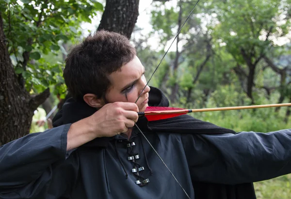 Tir à l'arc ciblé professionnel, chasse en forêt, gros plan — Photo