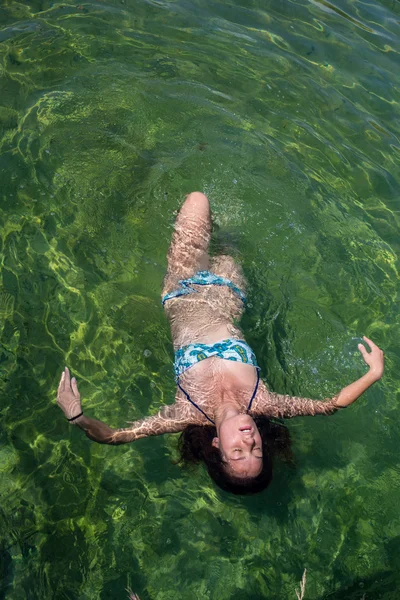 Sualtı gölde yüzmeye kız — Stok fotoğraf