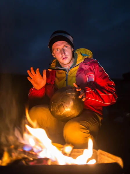 Hiking tourist have a rest in his camp at night  near campfire — Stock Photo, Image