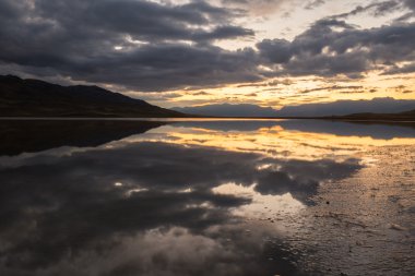 Kış manzarası ile göl ve günbatımı fiery sky