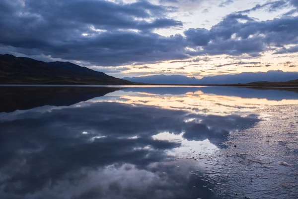 Paisagem de inverno com lago e sol céu ardente — Fotografia de Stock