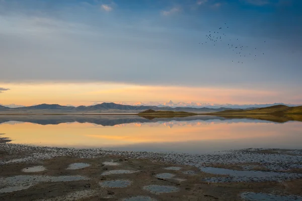 Winter landscape with lake and sunset fiery sky — Stock Photo, Image