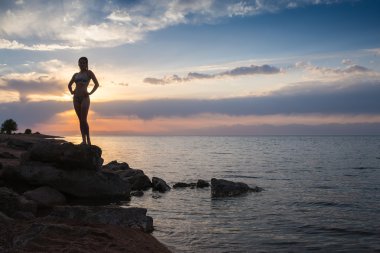 Güçlü güven kadın Kollarını açarak sahil doğarken altında