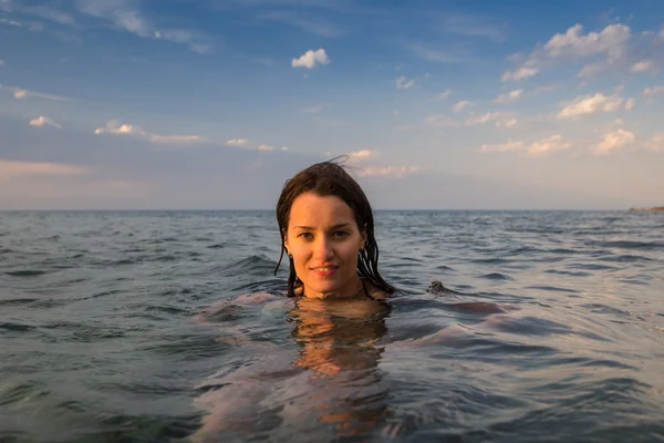 Menina nadando debaixo d 'água no lago — Fotografia de Stock