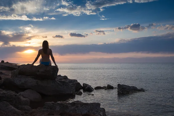 Forte fiducia donna braccia aperte sotto l'alba al mare — Foto Stock
