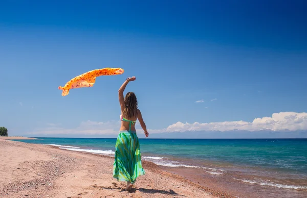 Saltare e ballare ragazza felice sulla spiaggia, in forma corpo sexy sano sportivo in bikini, donna gode di vento, libertà, vacanza, concetto di divertimento estivo — Foto Stock