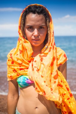 atlama ve mutlu kız plaj, Bikini, fit sportif sağlıklı seksi vücut dans kadın sever Rüzgar, özgürlük, tatil, yaz aylarında eğlenceli kavramı