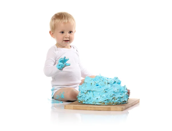 Bebé rompiendo pastel —  Fotos de Stock