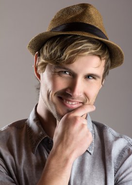 Yakışıklı beyaz adam