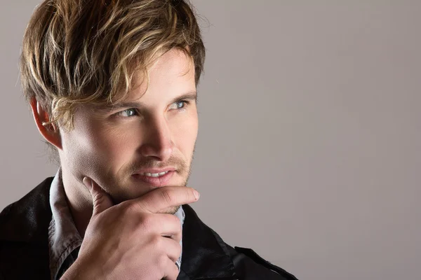 Yakışıklı beyaz adam