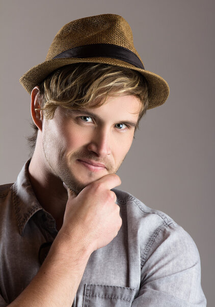 Красивый кавказский мужчина
