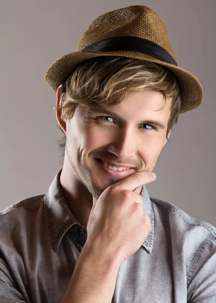 Yakışıklı beyaz adam