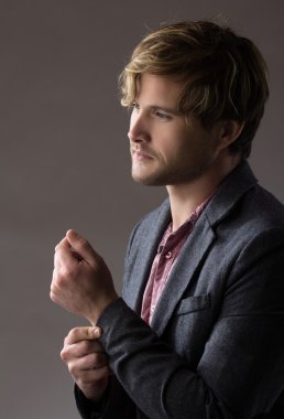 Yakışıklı beyaz adam