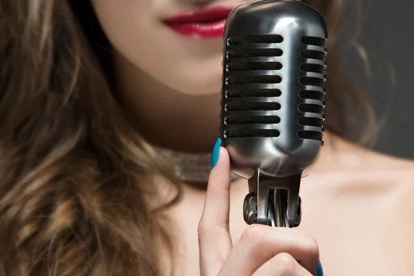 Beautiful female singer — Stock Photo, Image