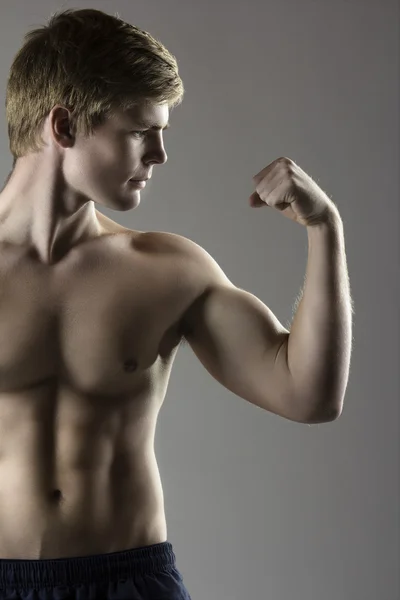 Homem caucasiano muscular — Fotografia de Stock