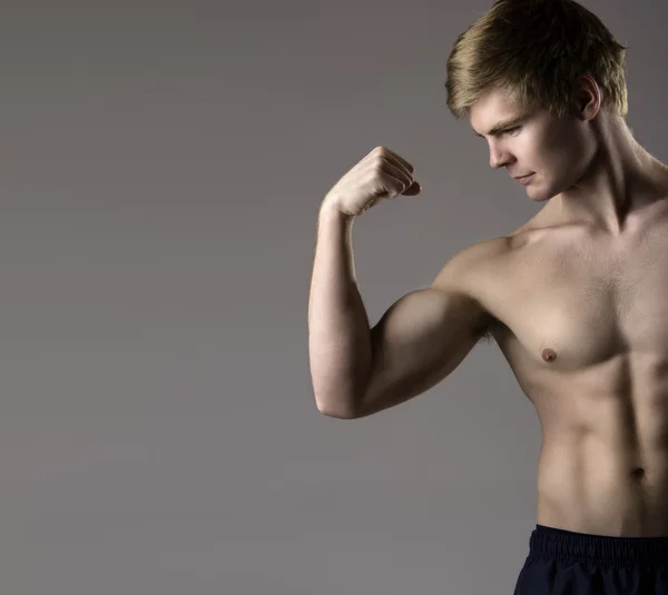 Homem caucasiano muscular — Fotografia de Stock