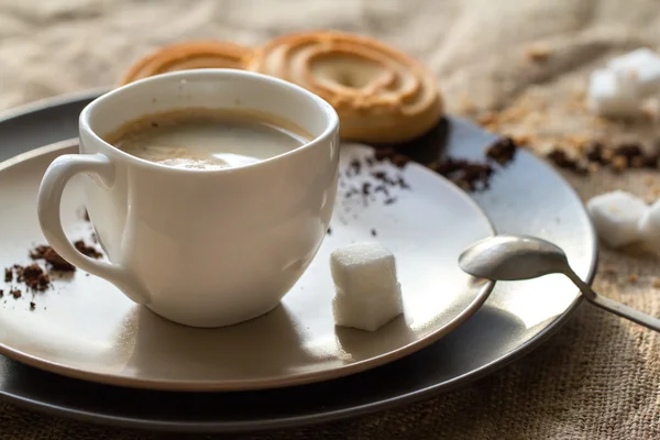 Kopp varm espressokaffe och kaka — Stockfoto