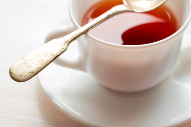 bir fincan çay. Beyaz arka plan üzerinde izole