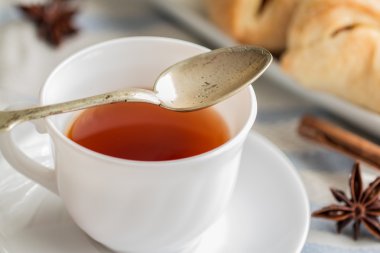 bir fincan çay. Beyaz arka plan üzerinde izole