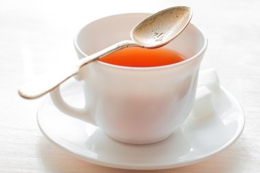 bir fincan çay. Beyaz arka plan üzerinde izole