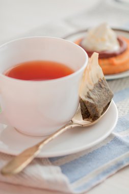 çay çay kaşığı ve bisküvi kek ile
