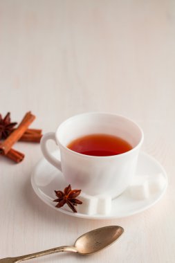 çay çay kaşığı ve küp şeker