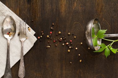 Beyaz bir arka plan üzerinde eski metal mutfak eşyaları