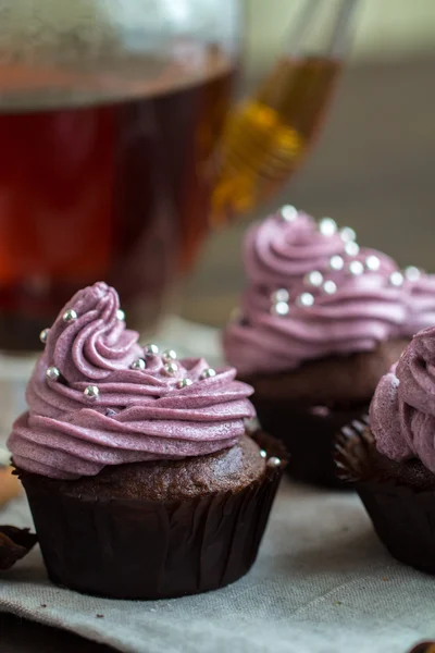 Chocolate cupcakes decorated with berry cream — Stock Photo, Image