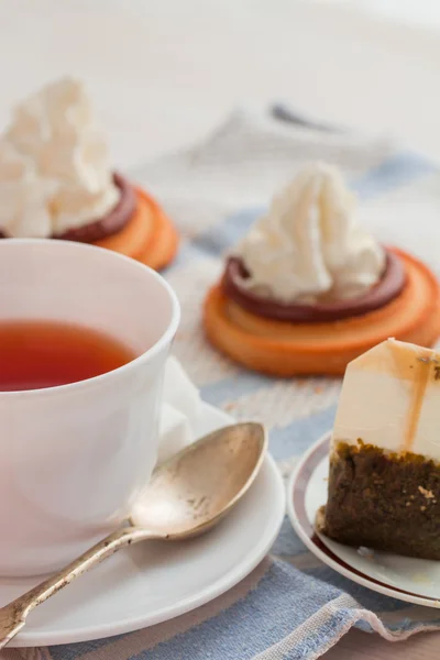 喝杯茶茶匙和饼干蛋糕 免版税图库图片