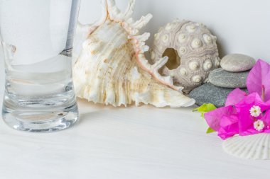 uzun bardak su beyaz ahşap masaüstü