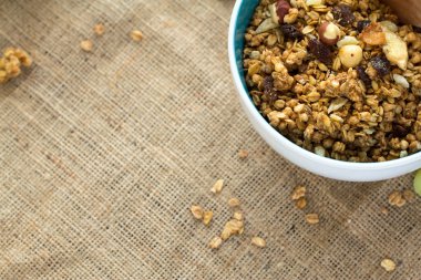 Granola kahvaltı tuval masa örtüsü üzerinde yuvarlak mavi seramik kase
