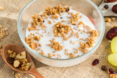 şeffaf cam kase tuval masa örtüsü üzerinde tahta kaşıkla odaya müsli