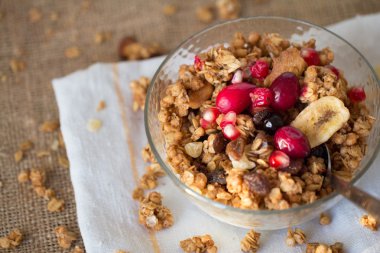 kahvaltı kase müsli ve beyaz Mutfak havlu kaşık ile kırmızı meyveler