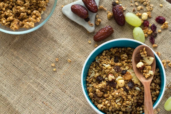 Ciotole di muesli in vetro e ceramica su tovaglia di tela Foto Stock