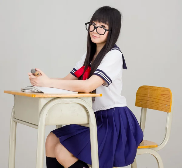 Meisje in schooluniform — Stockfoto