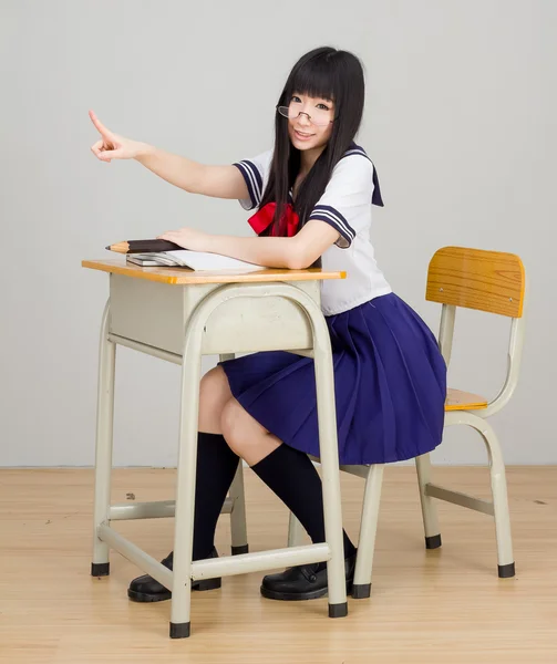 Okul üniforması giyen kız — Stok fotoğraf