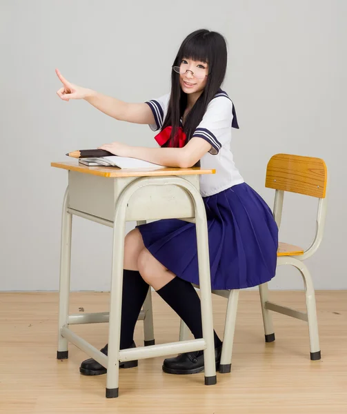 Menina em uniforme escolar — Fotografia de Stock