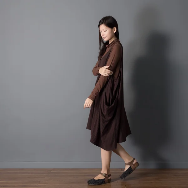 森の女の子アジアの女性モデル デザイナー スタイル ロイヤリティフリーのストック写真