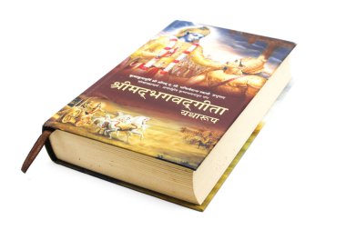 Bhagavad Gita kitabı seçici odaklı beyaz arkaplanda izole edildi