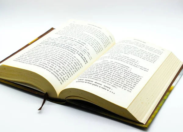 Bhagavad Gita kitabı seçici odaklı beyaz arkaplanda izole edildi