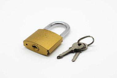 Beyaz arkaplanda izole edilmiş bir asma kilit resmi