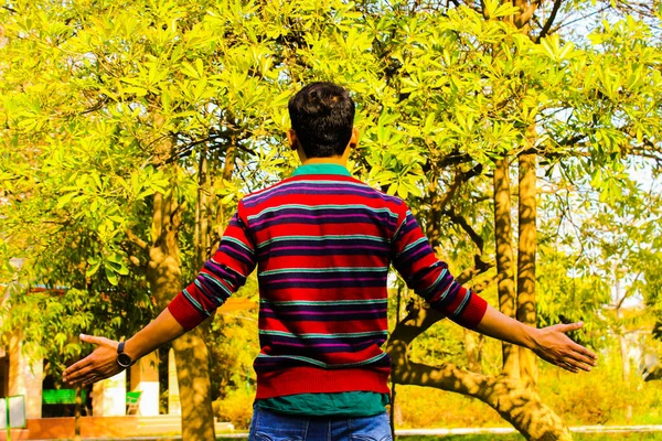 Una Foto Ragazzo Che Guarda Lontano Dalla Macchina Fotografica — Foto Stock