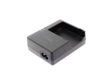 Beyaz arkaplanda DSLR kamera pili şarjı