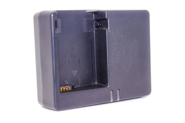 Beyaz arkaplanda DSLR kamera pili şarjı