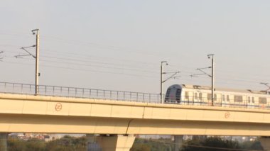 Seçici odaklı Hint metro treni
