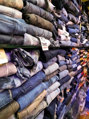 Utter pardesh, Hindistan - Kıyafetler, Noida 'daki bir giyim mağazasının resmi 30 Kasım 2020