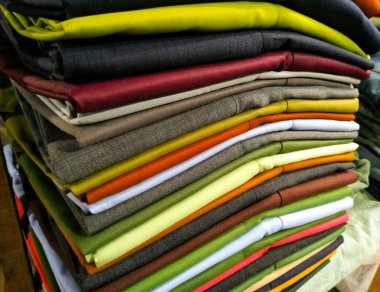 Dükkandaki seçici odaklı kıyafetlerin resmi.